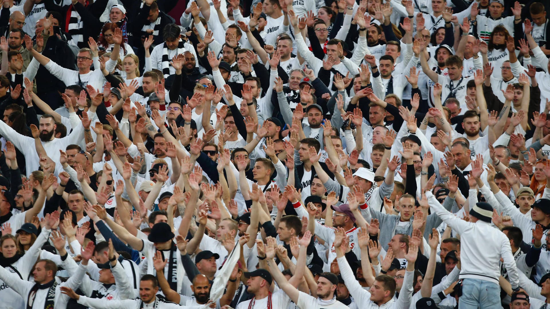 Fans von Eintracht Frankfurt beim EL-Hinspiel in London (Archivbild): In der zweiten Nacht in Folge griffen vermutlich wieder Eintracht-Fans die Anhänger von West Ham United an.