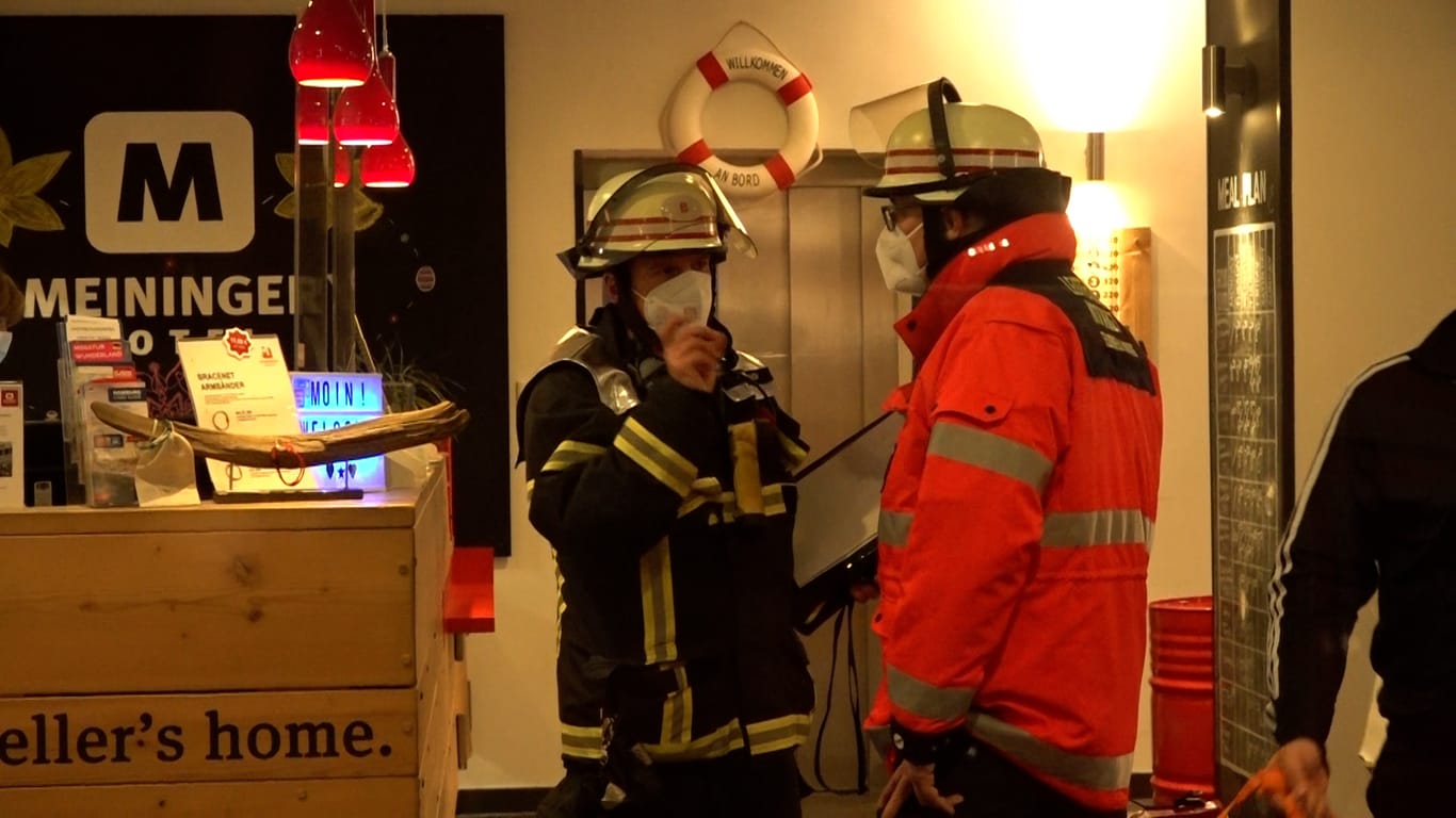 Rettungskräfte am Empfang: In einem Hamburger Hotel ist es zu einem Großeinsatz gekommen.