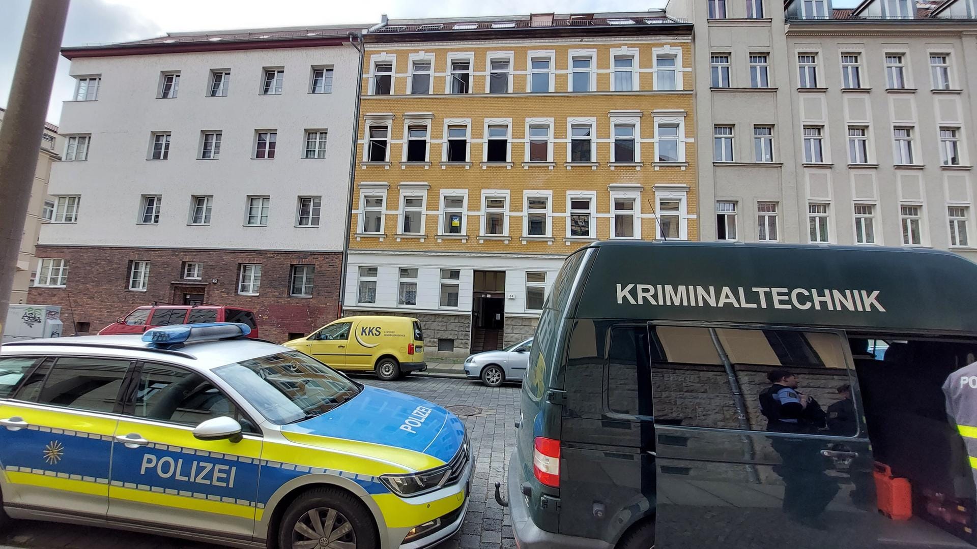 Ermittler am Brandort: Das Feuer war in der Nacht ausgebrochen.
