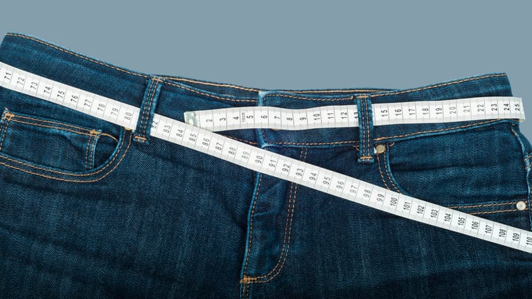 Bundweite messen: Mit einem Maßband können Sie den Umfang eines Hosenbundes ganz einfach herausfinden.