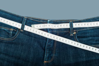 Bundweite messen: Mit einem Maßband können Sie den Umfang eines Hosenbundes ganz einfach herausfinden.