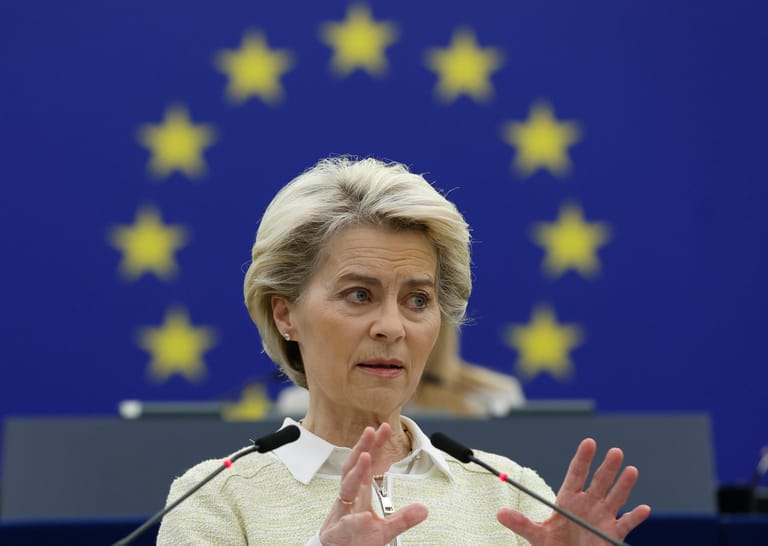 4. Mai: EU-Kommissionspräsidentin Ursula von der Leyen bringt ein sechstes Sanktionspaket gegen Russland ins Gespräch: Geplant sind weitere Strafen gegen Einzelpersonen, den Auschluss der größten russischen Bank Sberbank aus dem Swift-System sowie ein EU-weites Ölembargo.