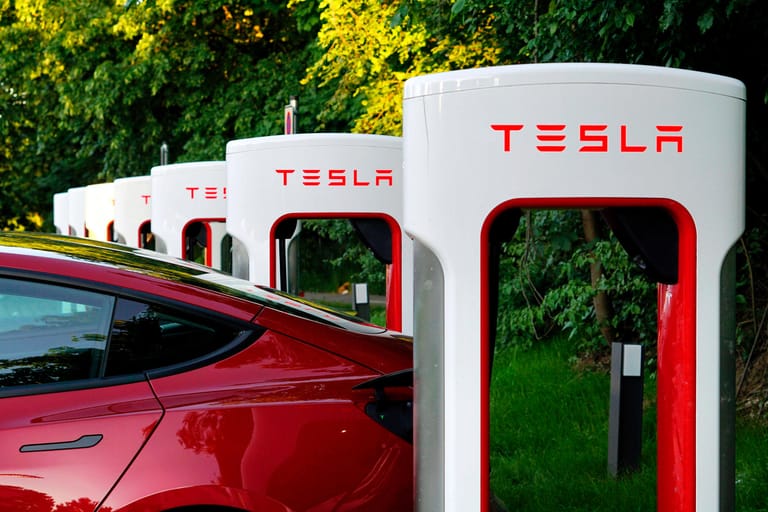 Tesla-Ladesäule für E-Autos an einer Tankstelle an der Autobahnausfahrt der A96 (Symbolbild): Das E-Auto aufladen ist günstig, doch die Anschaffung des Autos selbst ist vielen Fahrern zu teuer.