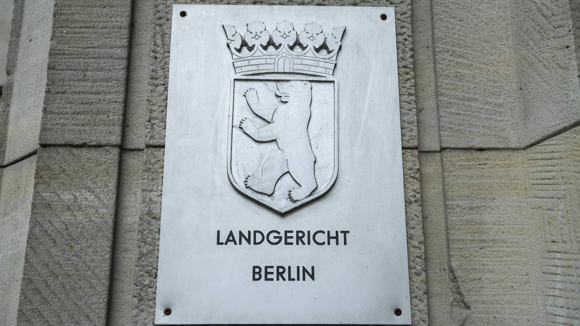 Schild am Berliner Landgericht: Der 28-Jährige wurde für fast 100 Taten verurteilt.