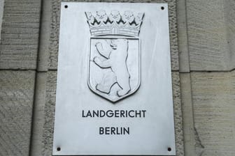 Schild am Berliner Landgericht: Der 28-Jährige wurde für fast 100 Taten verurteilt.