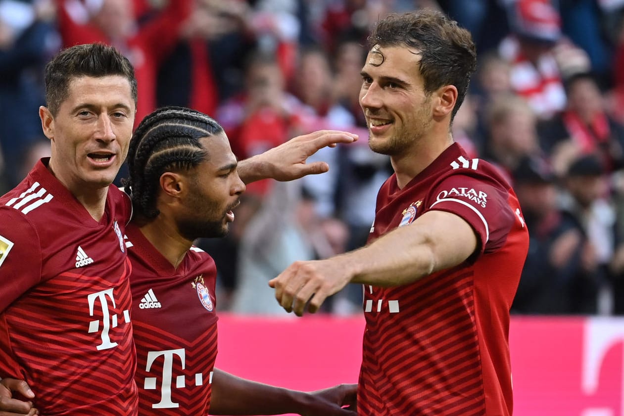 Robert Lewandowski, Serge Gnabry, Leon Goretzka (v.l.): Im Trikot, in dem die Münchner ihre 35. Meisterschaft eingefahren haben, wird das Bayern-Trio künftig nicht mehr auflaufen.