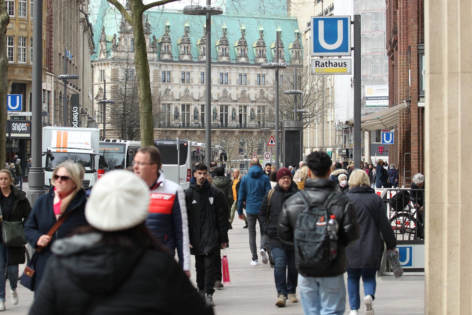 Passanten schlendern die Mönckebergstraße entlang (Archivbild): Maßnahmen zur Eindämmung der Pandemie werden nicht mehr beachtet.