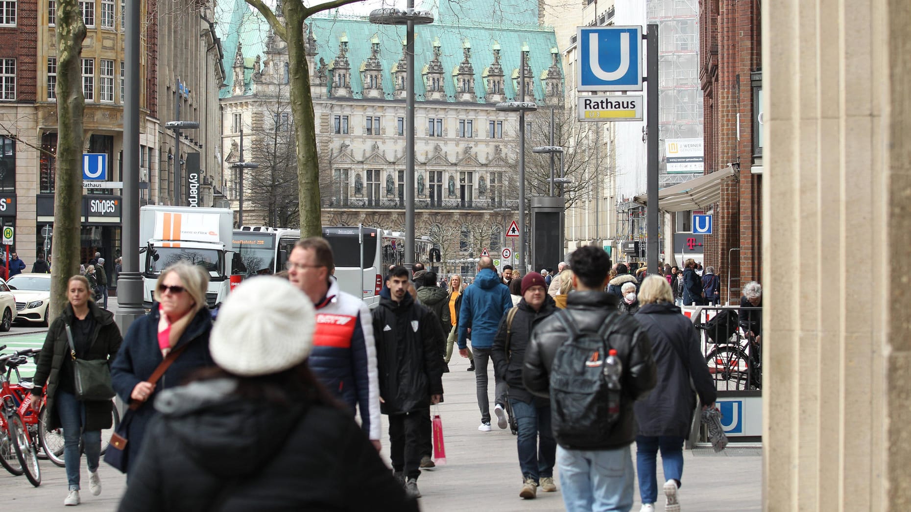 Passanten schlendern die Mönckebergstraße entlang (Archivbild): Maßnahmen zur Eindämmung der Pandemie werden nicht mehr beachtet.