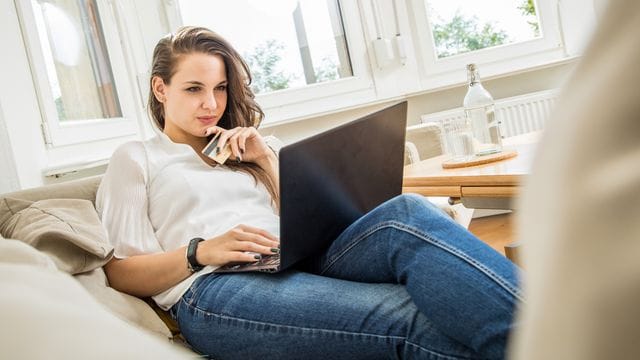 Online-Händler sind nicht grundsätzlich dazu verpflichtet über eine Hersteller-Garantie zu informieren. Online-Händler sind nicht grundsätzlich dazu verpflichtet über eine Hersteller-Garantie zu informieren.