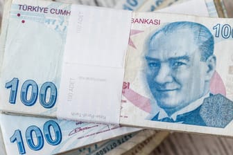 Scheine der türkischen Lira (Symbolbild): Das Geld wird immer weniger wert.