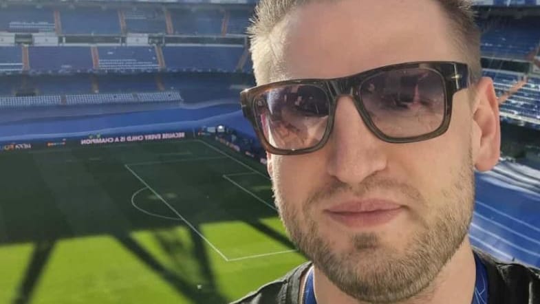 DAZN-Kommentator Uli Hebel im noch menschenleeren Estadio Santiago Bernabeu.