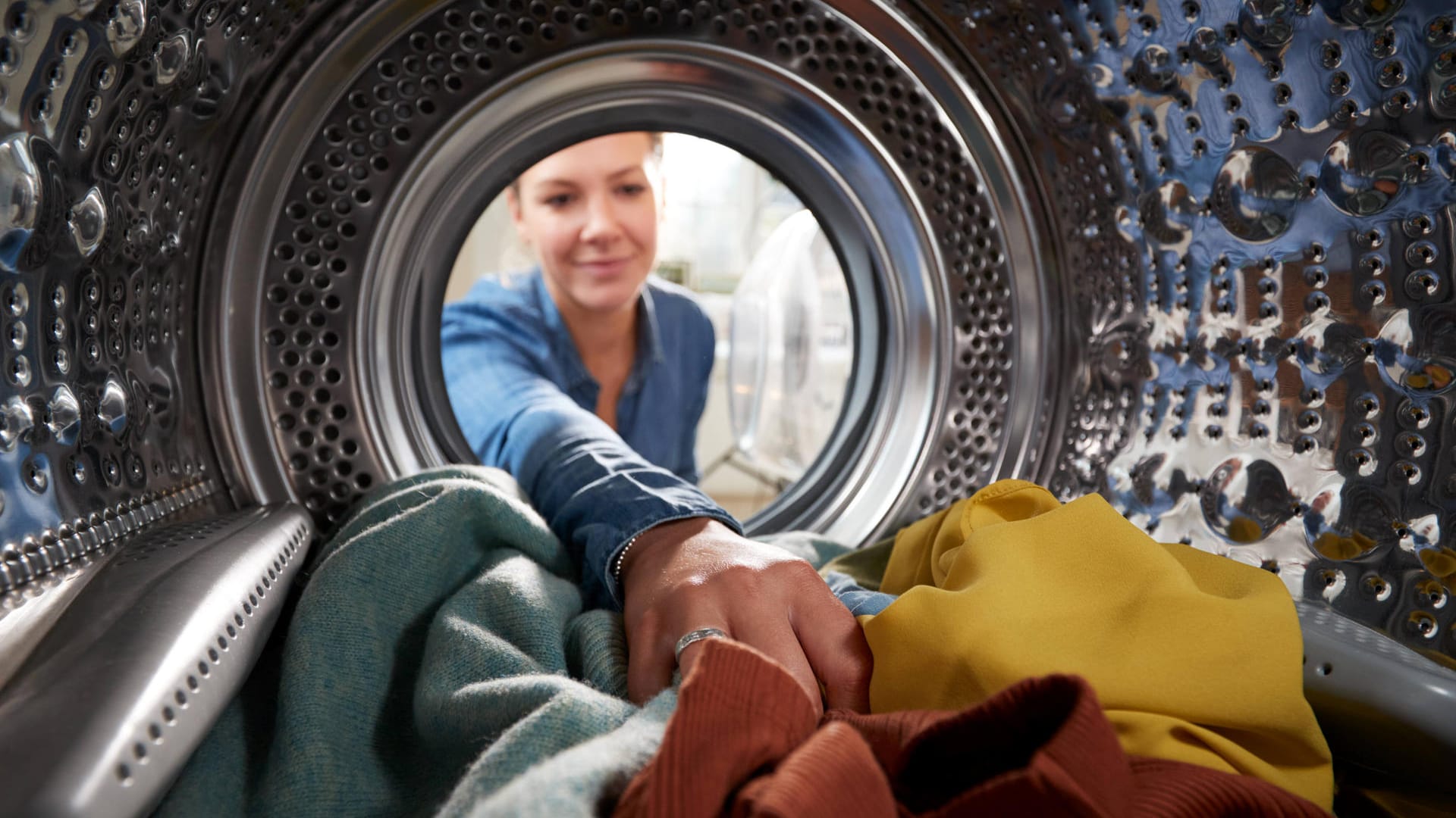 Waschmaschine: Beim Waschen von Kleidung, die Polyester enthält, gibt es ein paar Regel zu beachten.