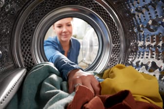 Waschmaschine: Beim Waschen von Kleidung, die Polyester enthält, gibt es ein paar Regel zu beachten.