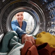 Waschmaschine: Beim Waschen von Kleidung, die Polyester enthält, gibt es ein paar Regel zu beachten.