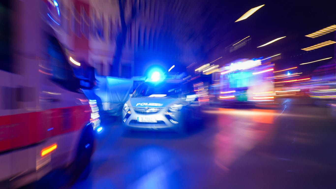 Ein Polizeiauto und ein Krankenwagen im Einsatz (Symbolfoto): Der Täter ist flüchtig.