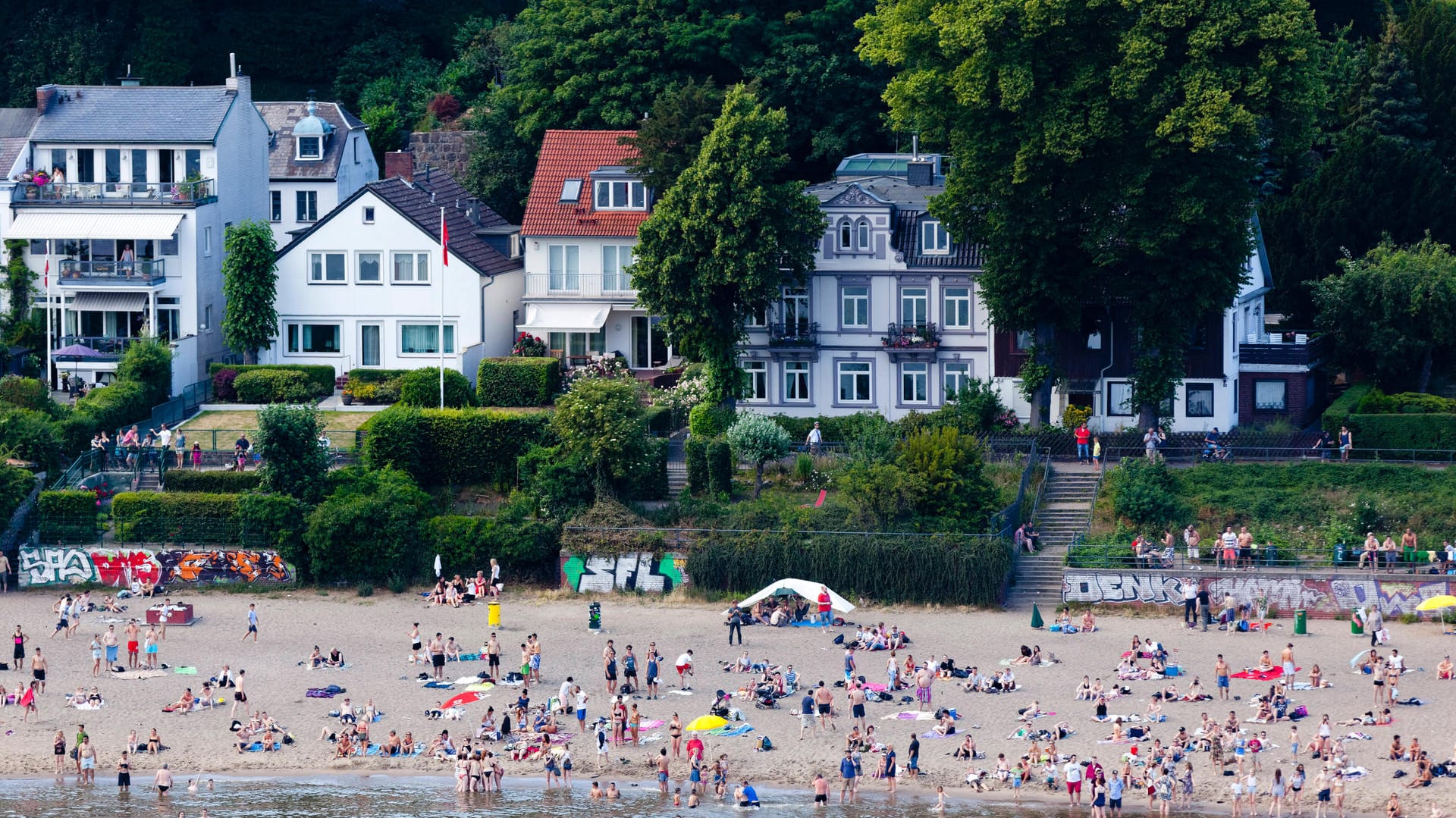 Häuser am Hamburg Elbstrand in Blankenese (Archivbild): Die teuerste Immobilie, die von Dahler&Comapny 2021 verkauft wurde, befindet sich in Blankenese. Häuser am Hamburg Elbstrand in Blankenese (Archivbild): Die teuerste Immobilie, die von Dahler&Comapny 2021 verkauft wurde, befindet sich in Blankenese.