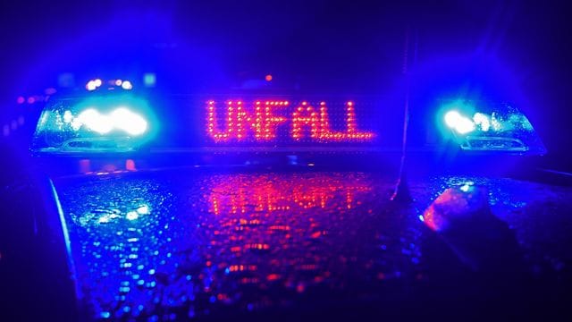 Ein Einsatzwagen der Polizei steht an einer Unfallstelle Ein Einsatzwagen der Polizei steht an einer Unfallstelle