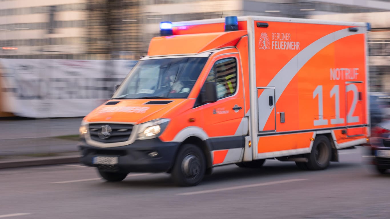 Rettungswagen der Berliner Feuerwehr mit Blaulicht auf Einsatzfahrt (Symbolfoto): In der vegangenen Nacht brannte in Neukölln ein Transporter.