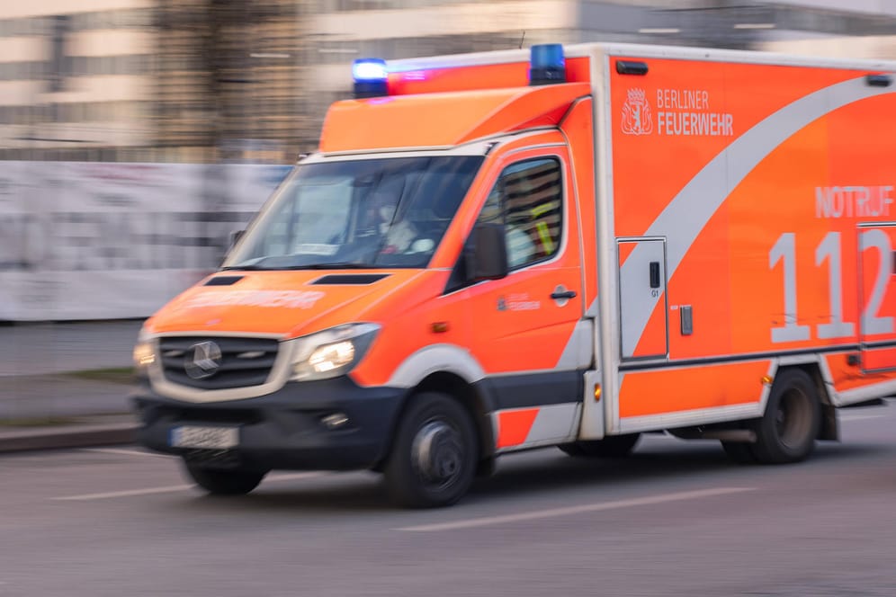 Rettungswagen der Berliner Feuerwehr mit Blaulicht auf Einsatzfahrt (Symbolfoto): In der vegangenen Nacht brannte in Neukölln ein Transporter.