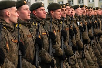 Soldaten der russischen Armee vor einer Übung zum russischen Nationalfeiertag: Wladimir Putin könnte demnächst die Generalmobilmachung verkünden.