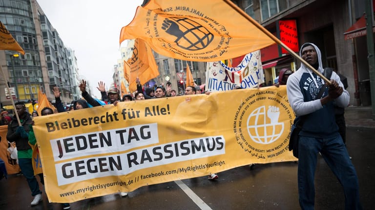 Demo im Kampf gegen Rassismus in Berlin: Mehr als ein Fünftel der Bevölkerung (etwa 22 Prozent) gibt an, bereits selbst von Rassismus betroffen gewesen zu sein.