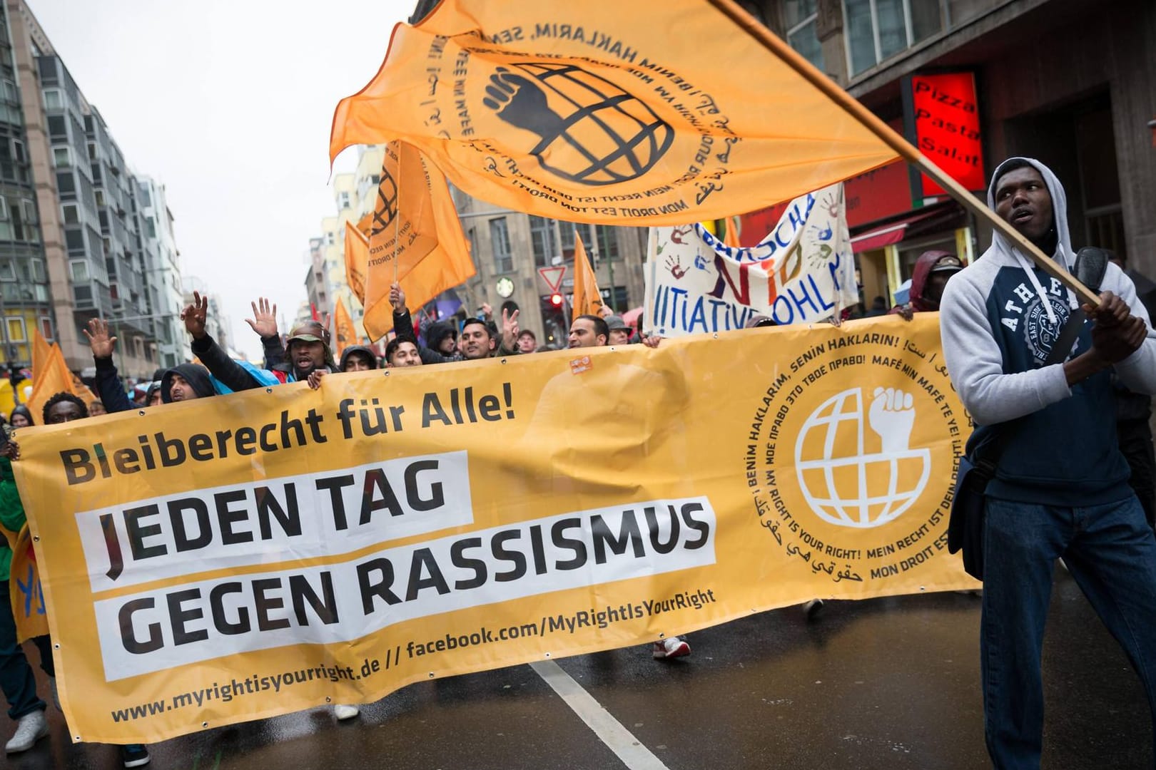 Demo im Kampf gegen Rassismus in Berlin: Mehr als ein Fünftel der Bevölkerung (etwa 22 Prozent) gibt an, bereits selbst von Rassismus betroffen gewesen zu sein.