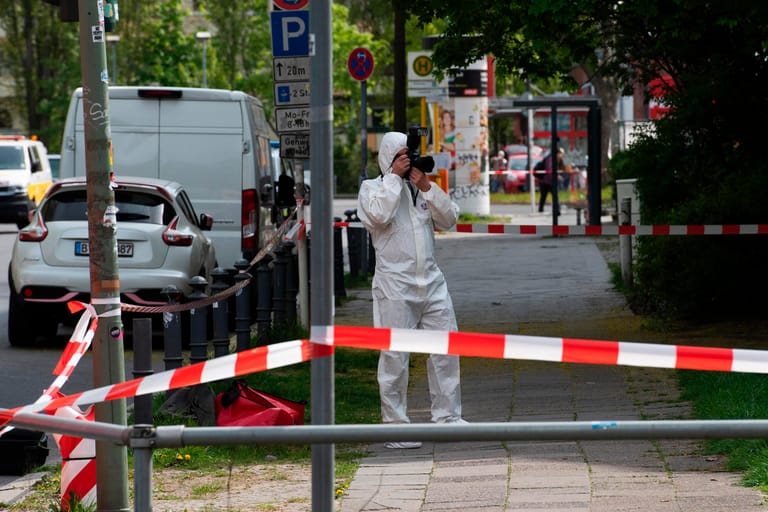Ein Mitarbeiter der Spurensicherung dokumentiert die Lage am Tatort in der Maximilianstraße: Hier wurde die Frau erstochen.