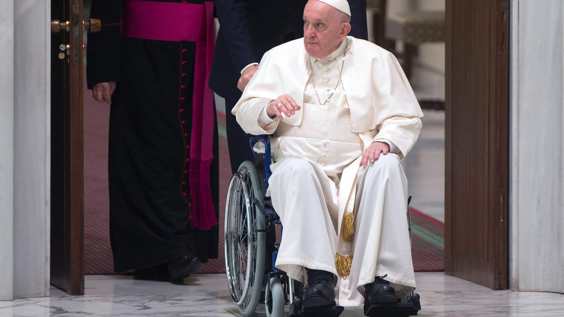Papst Franziskus muss wegen Knieproblemen aktuell einen Rollstuhl nutzen. Papst Franziskus muss wegen Knieproblemen aktuell einen Rollstuhl nutzen.