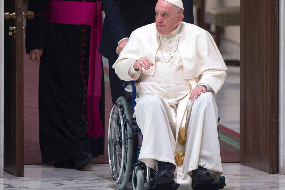 Papst Franziskus muss wegen Knieproblemen aktuell einen Rollstuhl nutzen.