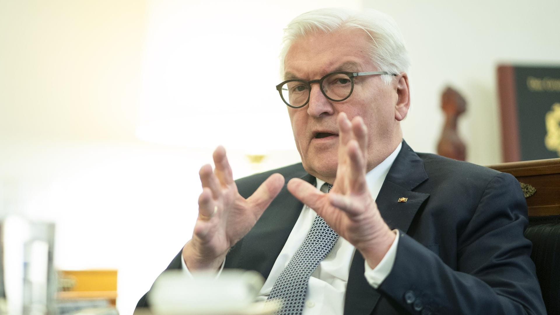 Frank-Walter Steinmeier: Der Bundespräsident und Präsident Selenskyj haben den deutsch-ukrainischen Streit beigelegt.