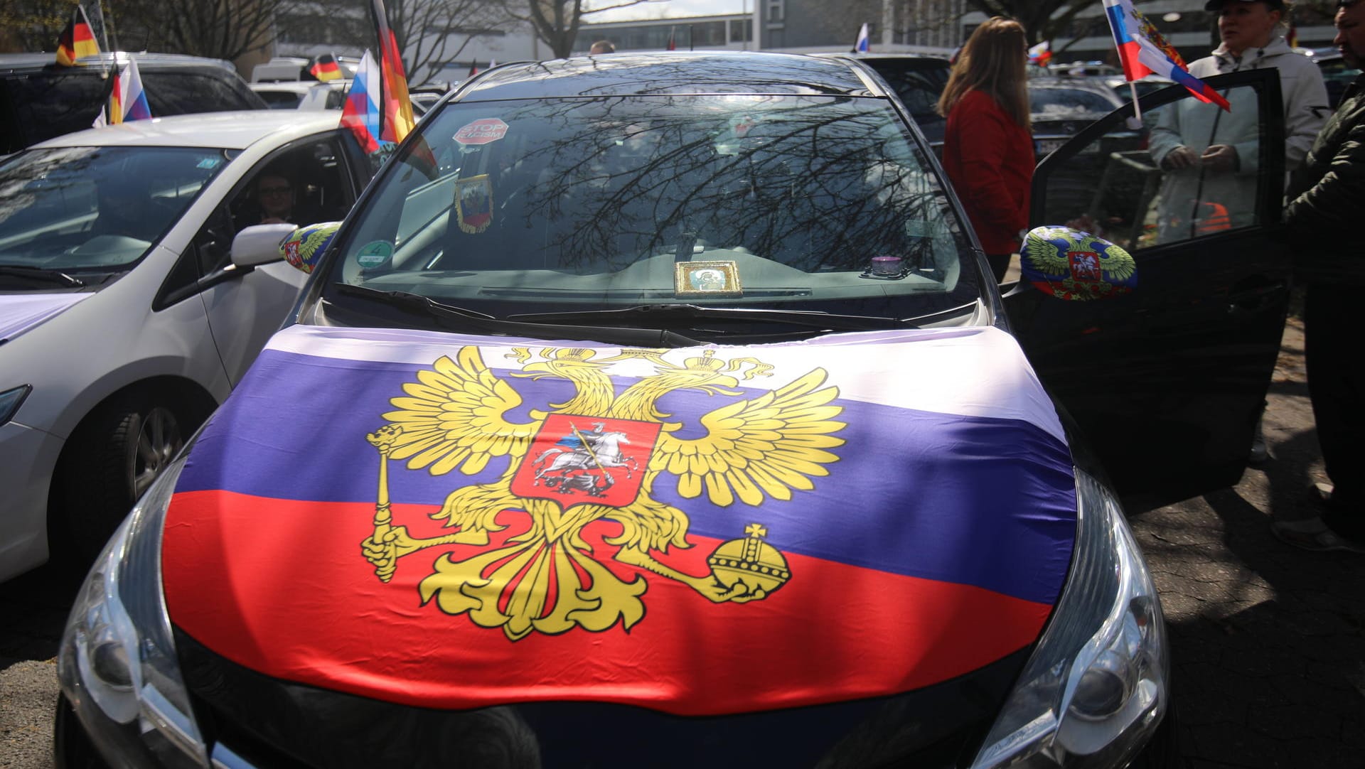 Pro-russischer Autokorso in Hannover (Symbolfoto): Am Wochenende sollen zwei solcher Korsos durch Köln führen.