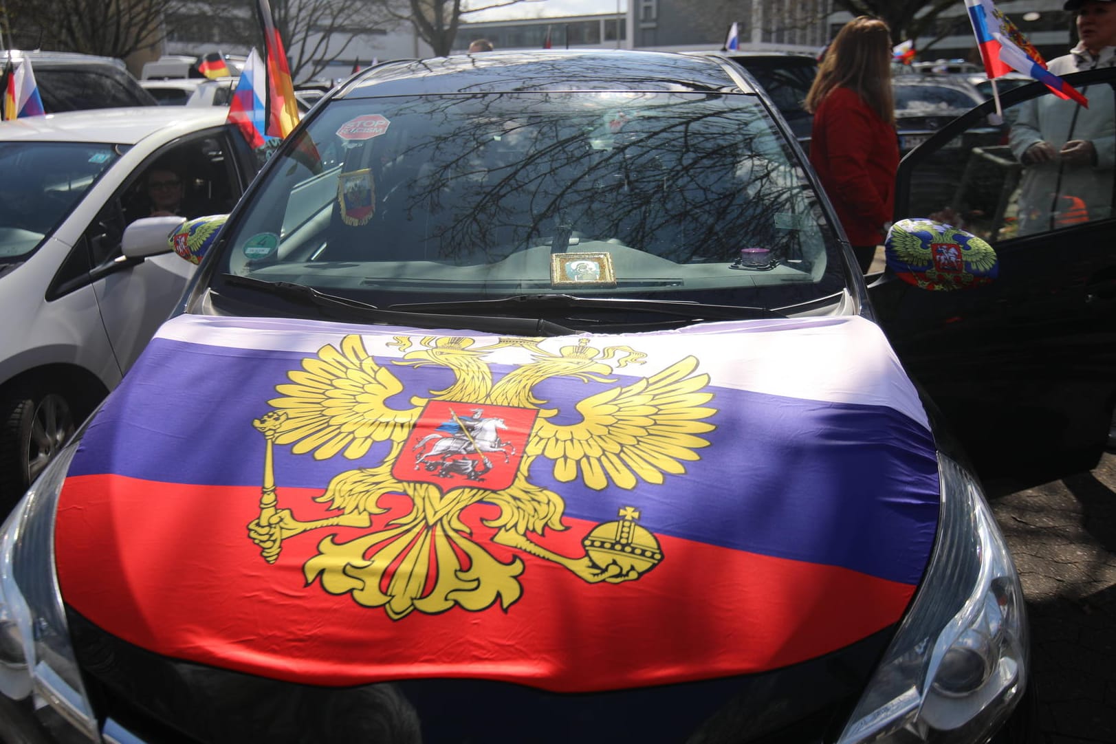 Pro-russischer Autokorso in Hannover (Symbolfoto): Am Wochenende sollen zwei solcher Korsos durch Köln führen.