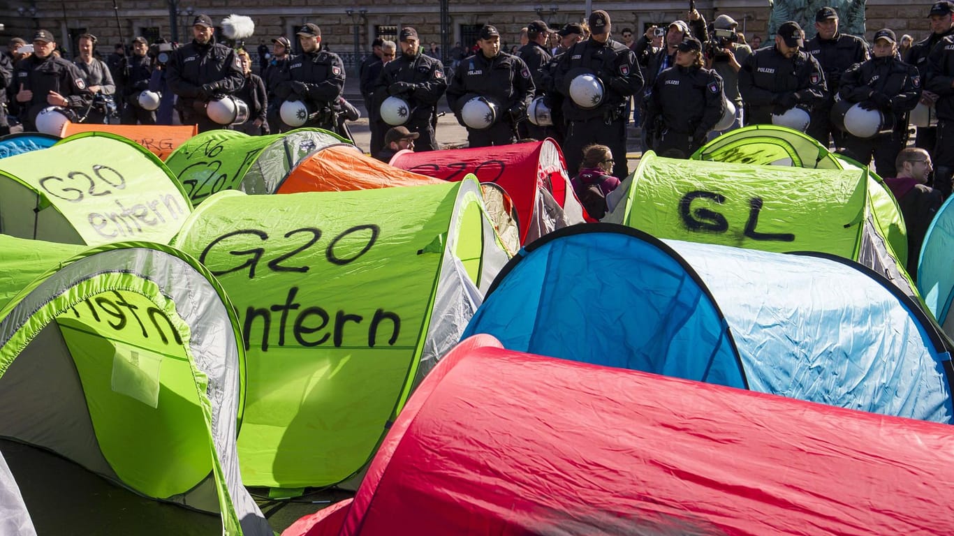 Eine unangemeldete Demonstration gegen das Camp-Verbot auf dem Rathausmarkt in Hamburg (Archivbild): Der Platz wurde später von der Polizei geräumt.