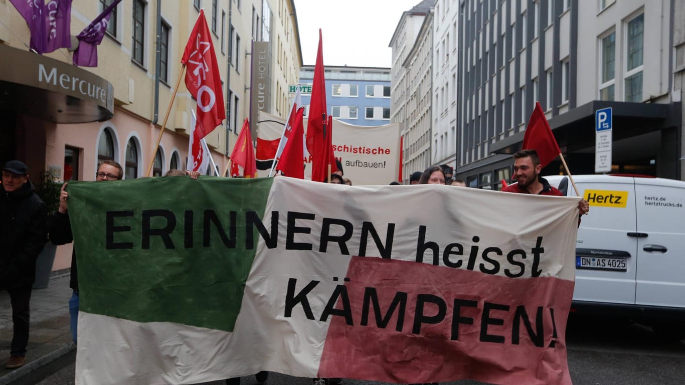 Demonstrierende tragen ein Banner in München (Archivbild): Auch in diesem Jahr sind zahlreiche Demos angekündigt.