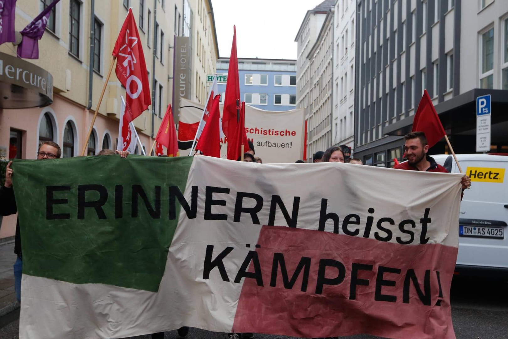 Demonstrierende tragen ein Banner in München (Archivbild): Auch in diesem Jahr sind zahlreiche Demos angekündigt.