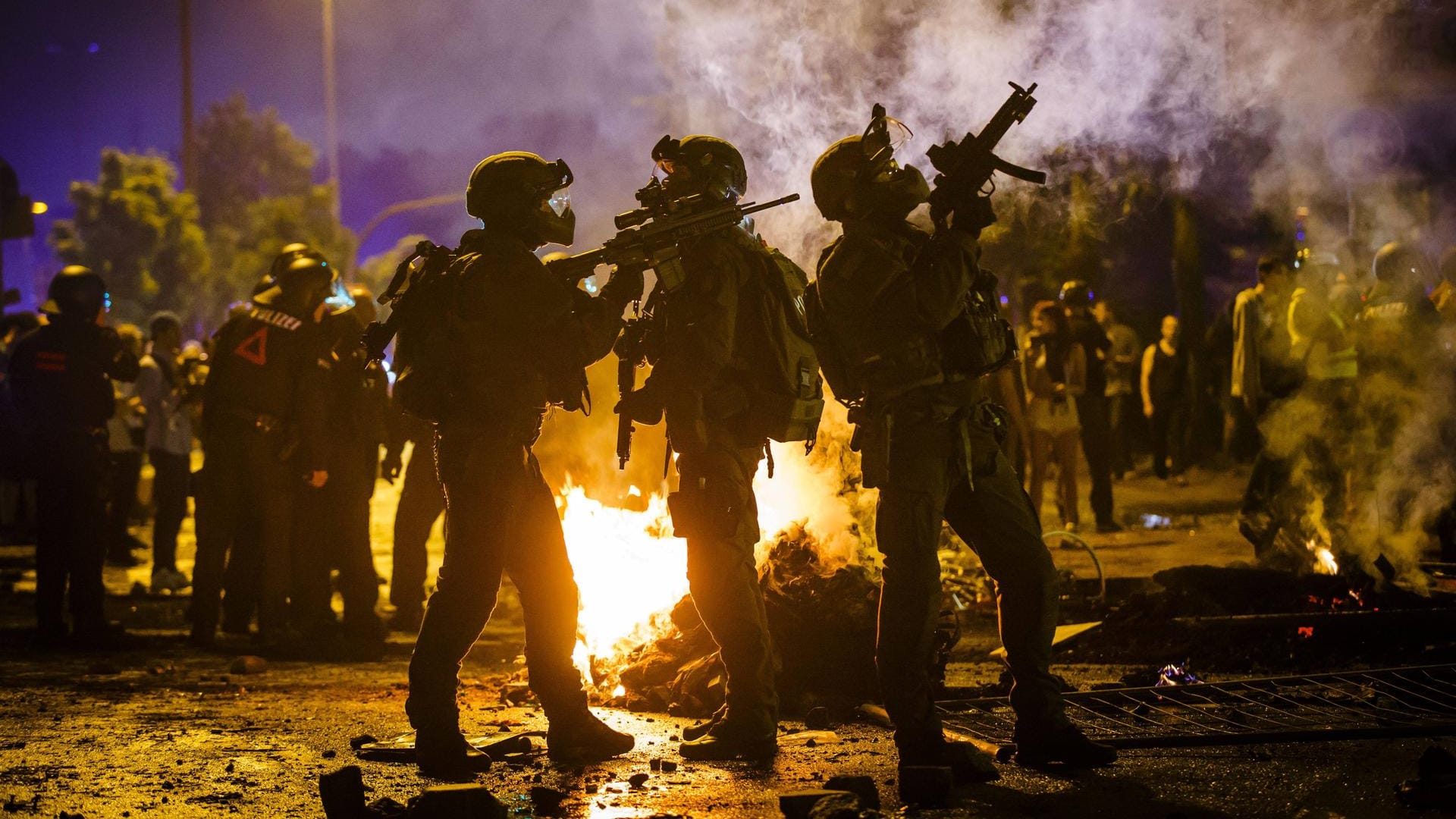 Schwer bewaffnete Polizisten auf dem Schulterblatt am Eingang zum Hamburger Schanzenviertel (Archivbild): Rund um den G20-Gipfel war es zu massiven Ausschreitungen gekommen.