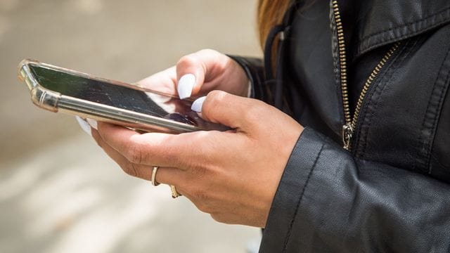 Vorsicht vor Betrügern: Wer per App nach einer Mitfahrgelegenheit sucht, sollte nicht auf Fake-Fahrer hereinfallen, die Links zu falschen Bezahlplattformen schicken. Vorsicht vor Betrügern: Wer per App nach einer Mitfahrgelegenheit sucht, sollte nicht auf Fake-Fahrer hereinfallen, die Links zu falschen Bezahlplattformen schicken.
