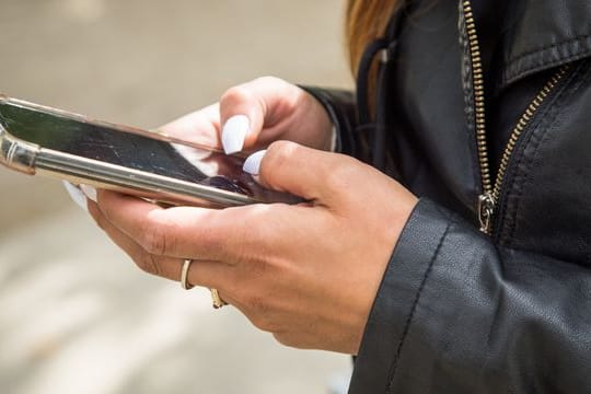 Vorsicht vor Betrügern: Wer per App nach einer Mitfahrgelegenheit sucht, sollte nicht auf Fake-Fahrer hereinfallen, die Links zu falschen Bezahlplattformen schicken.