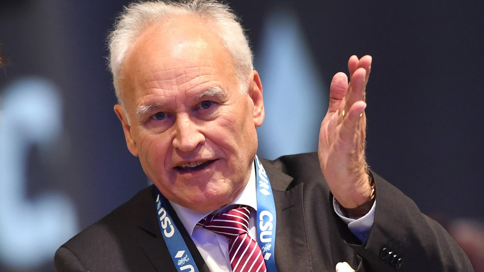 Erwin Huber bei einer Parteikonferenz im Jahr 2019 (Archivbild): Er wünscht sich mehr Transparenz in der CSU.