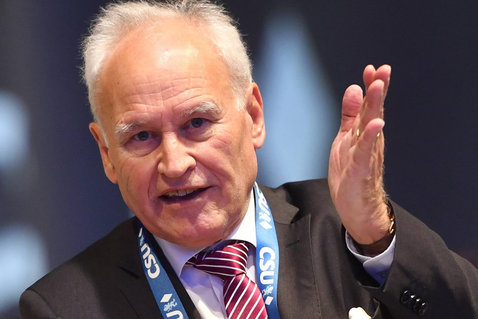 Erwin Huber bei einer Parteikonferenz im Jahr 2019 (Archivbild): Er wünscht sich mehr Transparenz in der CSU.
