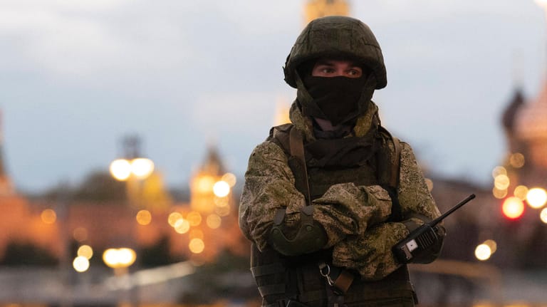 Ein russischer Soldat probt für die große Militärparade, die am 9. Mai geplant ist: Es ist unwahrscheinlich, dass Russland bis zum "Tag des Sieges" große Fortschritte in der Ukraine erzielen wird.