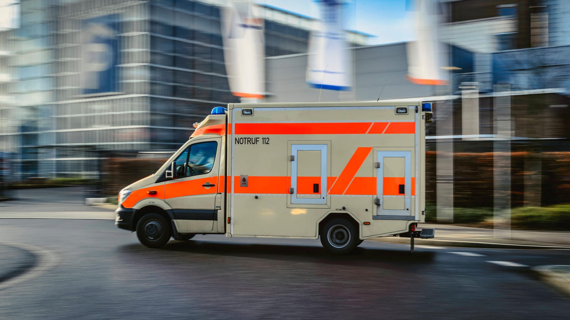 Krankentransport mit Bewegungsunschärfe (Symbolbild): Der Verletzte starb im Krankenhaus. Krankentransport mit Bewegungsunschärfe (Symbolbild): Der Verletzte starb im Krankenhaus.