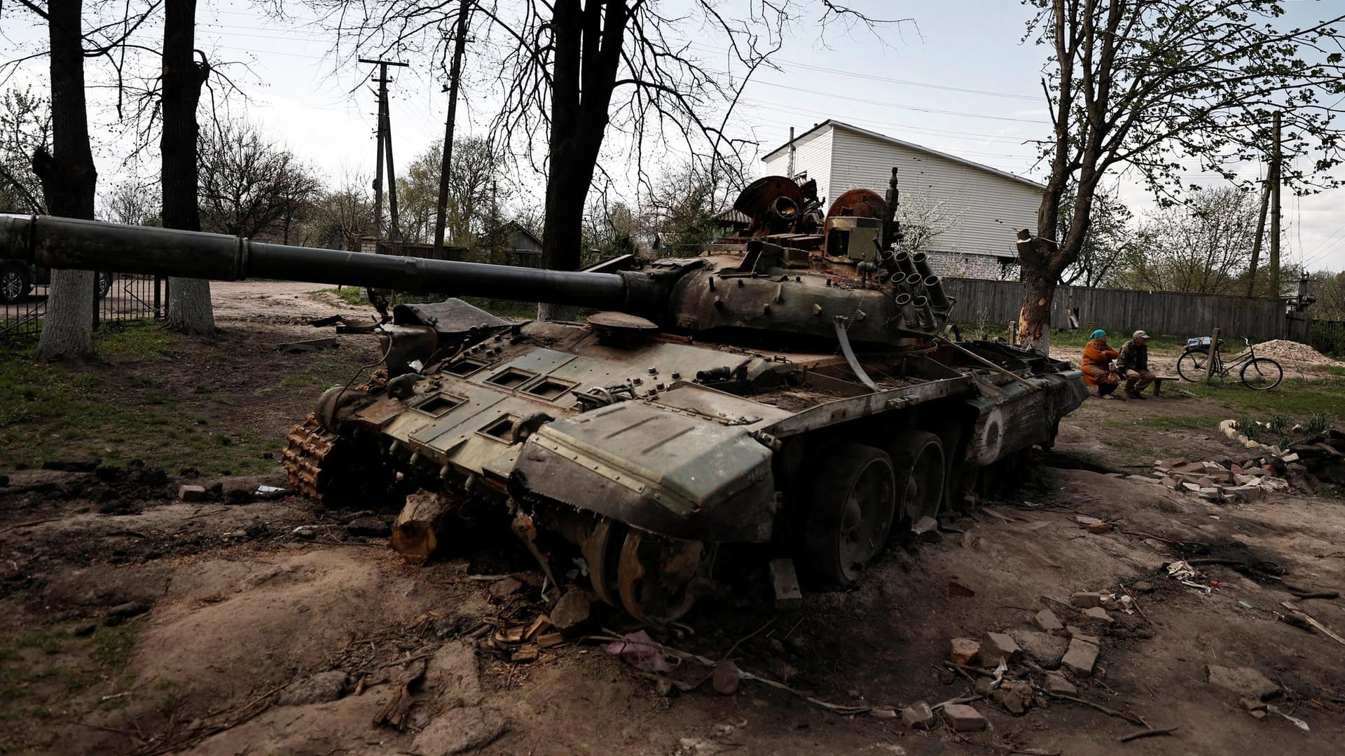 Ein zerstörter russischer Panzer in der Ukraine: Die russische Strategie scheint aktuell auf einen Abnutzungskrieg im Osten des Landes zu zielen.