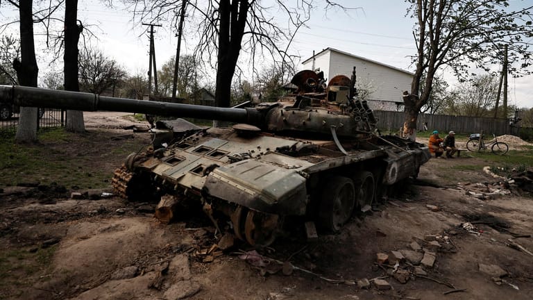 Ein zerstörter russischer Panzer in der Ukraine: Die russische Strategie scheint aktuell auf einen Abnutzungskrieg im Osten des Landes zu zielen.
