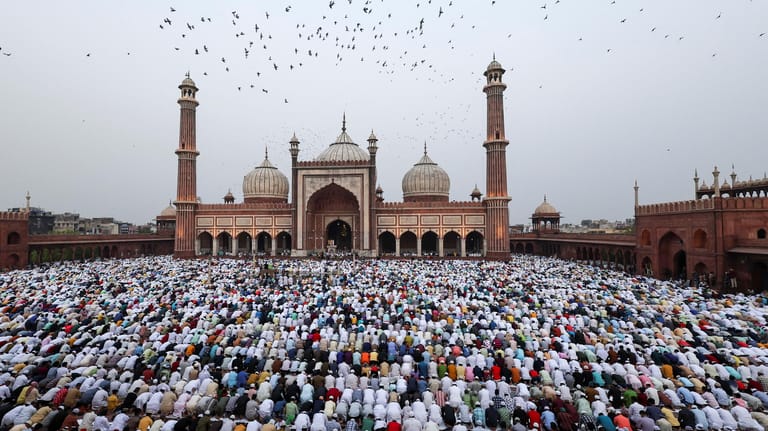 Die größte Moschee Indiens, die Jama Masjid, in Dehli: Zum Ende des Fastenmonats Ramadan versammelten sich Tausende Muslime zum Beten – der Hitze zum Trotz.