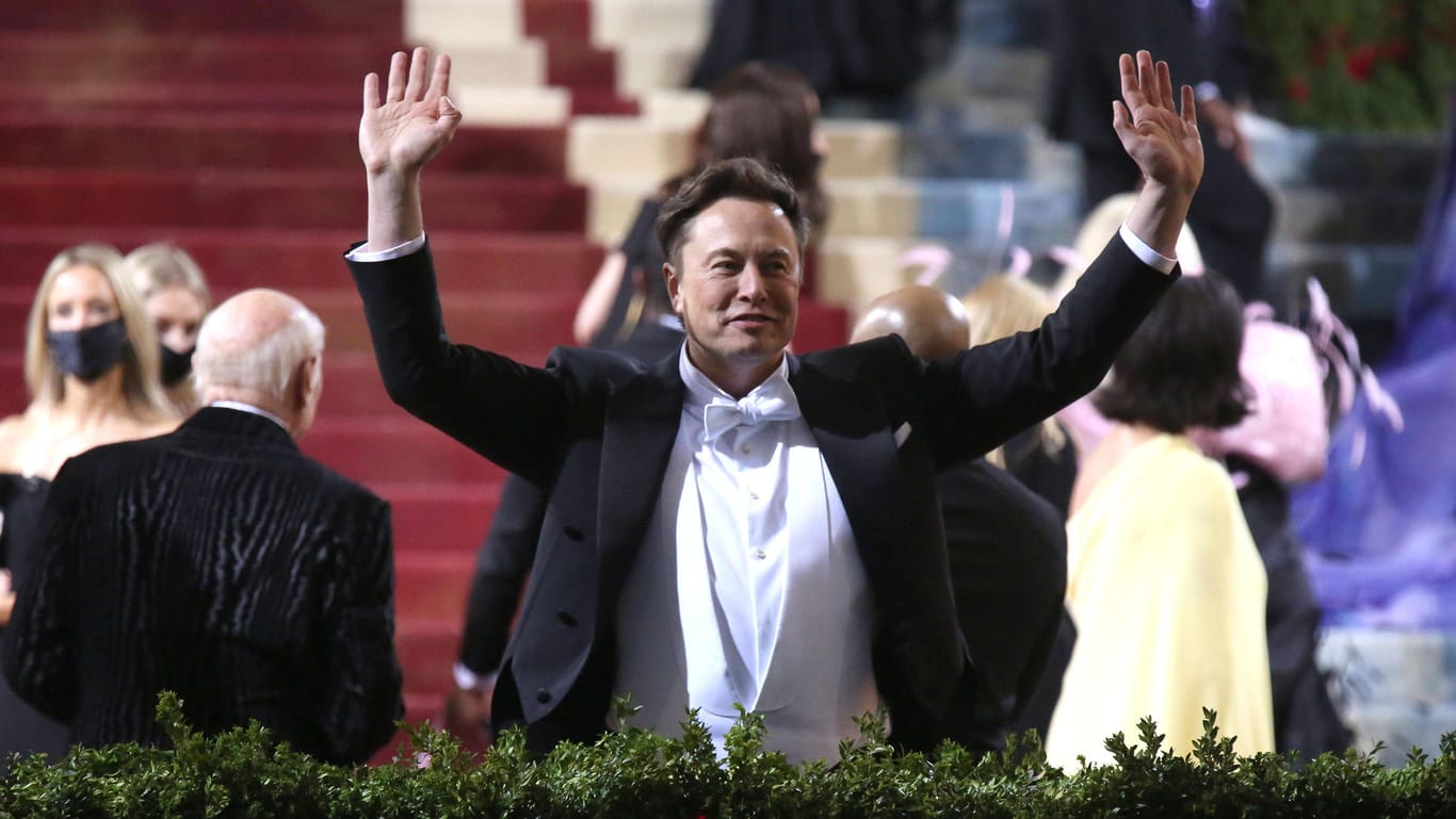 Elon Musk bei der Met Gala in New York City: Der Tesla-CEO hat seine Finanzierungspläne für den Kauf des Kurznachrichtendienstes Twitter umgeschichtet.