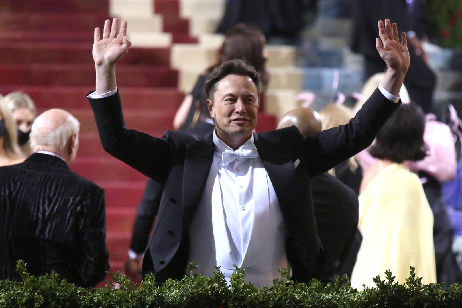 Elon Musk bei der Met Gala in New York City: Der Tesla-CEO hat seine Finanzierungspläne für den Kauf des Kurznachrichtendienstes Twitter umgeschichtet.