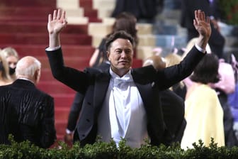 Elon Musk bei der Met Gala in New York City: Der Tesla-CEO hat seine Finanzierungspläne für den Kauf des Kurznachrichtendienstes Twitter umgeschichtet.