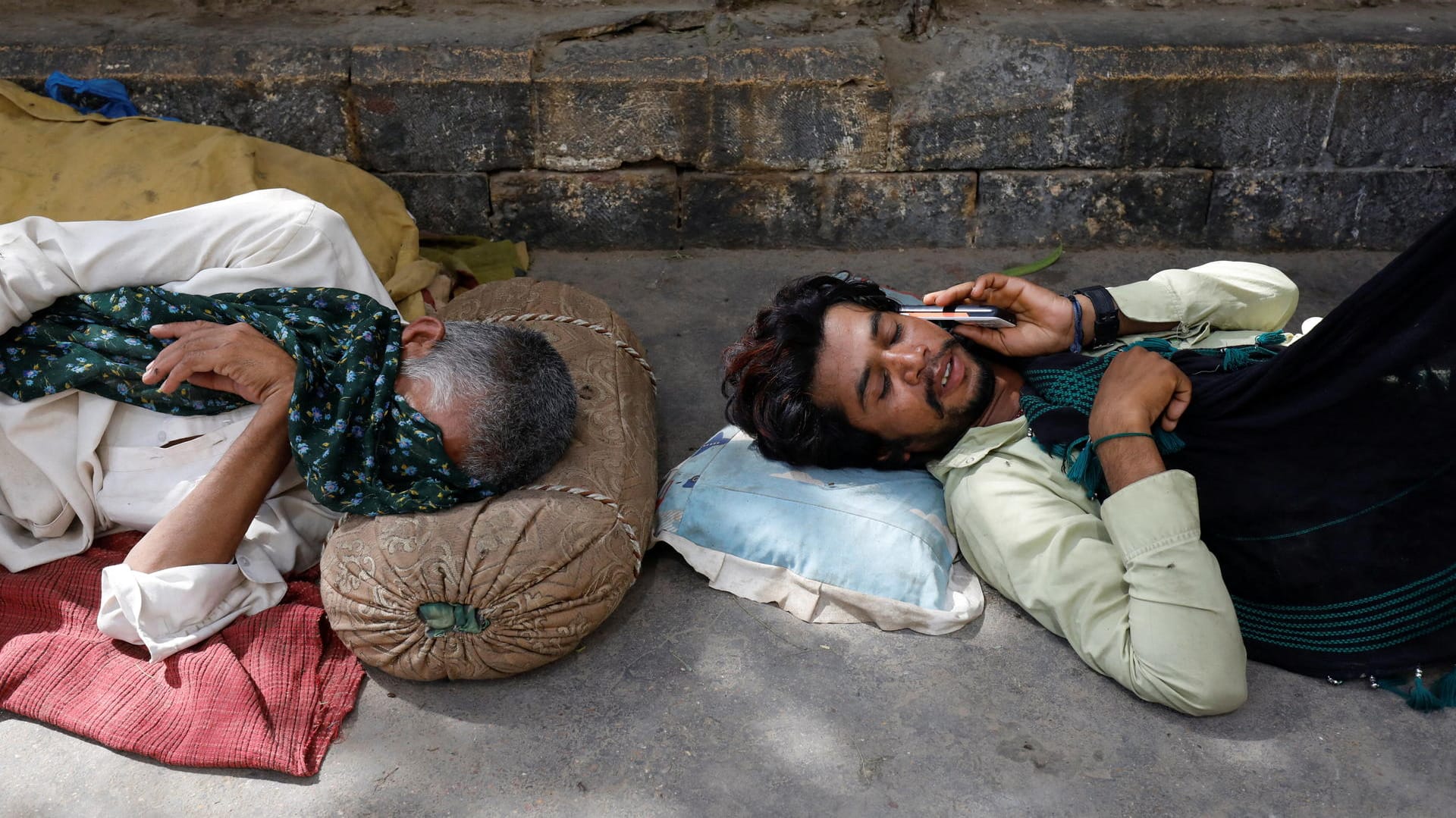 Pause für Arbeiter in Karachi, Pakistan: In der größten Stadt des Landes herrschte in den vergangenen Wochen schwül-heißes Wetter.