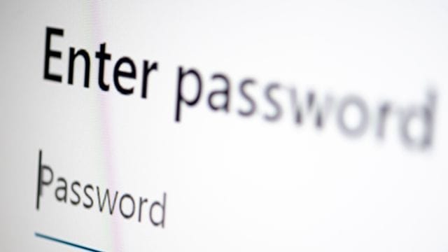 Auf dem Bildschirm eines Laptops sieht man die Dialog-Box eines Passworts. Auf dem Bildschirm eines Laptops sieht man die Dialog-Box eines Passworts.
